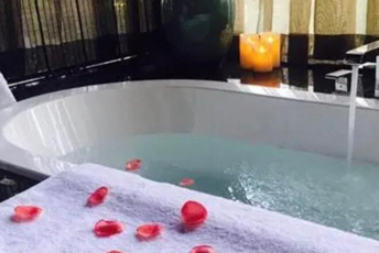 深圳盐田水疗池中的失重冥想：当身体学会漂浮